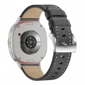 Samsung Galaxy Watch 8 Classic med svart äkta läderarmband monterat, vy bakifrån