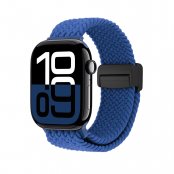 Blått elastiskt vävt nylonarmband till Apple Watch Series 11 46mm – framifrån på klockan