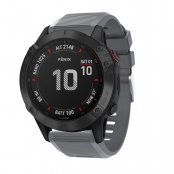 Garmin Fenix 7X med grått silikonarmband – vy framifrån
