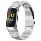 Fitbit Charge 5 med silverfärgat titanarmband i länkstil, visad snett framifrån