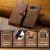 Närbild på DG.MING cognac läderfodral med kortfack och stängd lucka