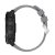Grått silikonarmband på Garmin Fenix 8 – sidovy