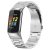 Fitbit Charge 5 med silverfärgat titanarmband i länkstil, visad snett framifrån