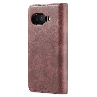 Baksida av rött DG.MING magnetiskt läderfodral för Google Pixel 9a, stående vy med utskärning för kamera.