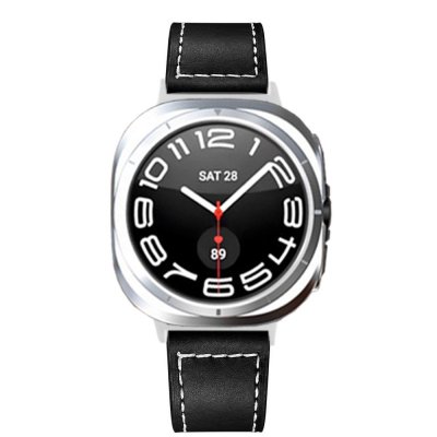 Frontal vy av Galaxy Watch Ultra (2025) med svart läderarmband i klassisk stil