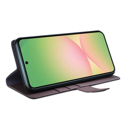 Brunt läderfodral till Galaxy A57 i ståläge för videovisning