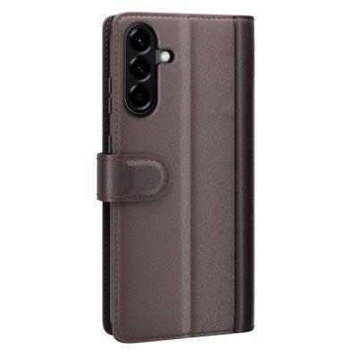Baksida av Samsung Galaxy A57 med brunt äkta läderfodral