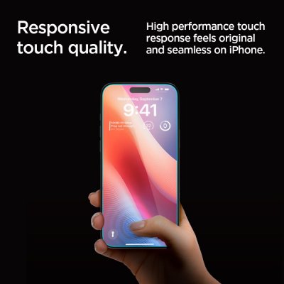 Användare håller i iPhone 17 med installerat Privacy skärmskydd från Spigen
