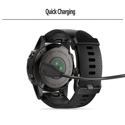 Garmin Fenix 8 43mm ansluten till laddare, visar laddningsstatus