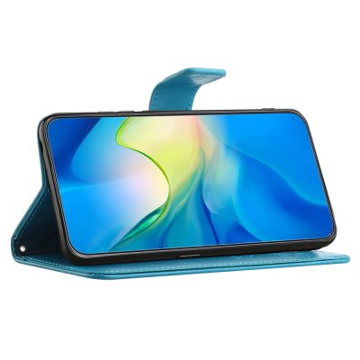 Blått läderfodral med fjärilar till Galaxy A36 i stativläge – perfekt för video