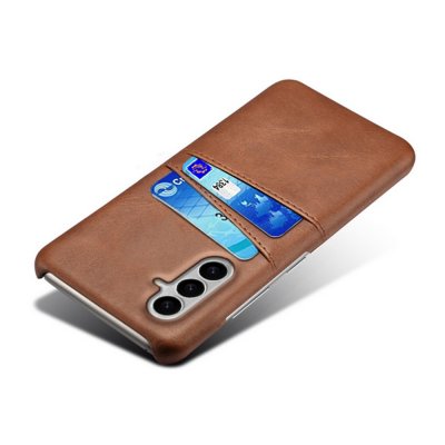 Samsung Galaxy S26 liggande i brunt kortfodralskal – visad med insatt kort
