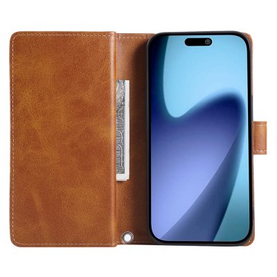 Öppnat cognac läderfodral till iPhone 17 Pro Max med mobil insatt