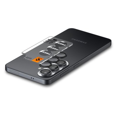 Spigen Samsung Galaxy S26 kamera med Optik Pro Lens Protector Black installerad