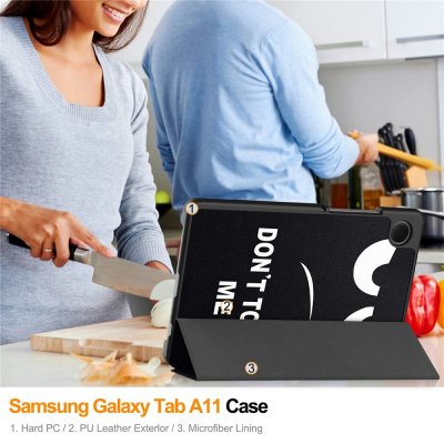 Användare håller i Galaxy Tab A11-fodral med budskapet Don't Touch Me