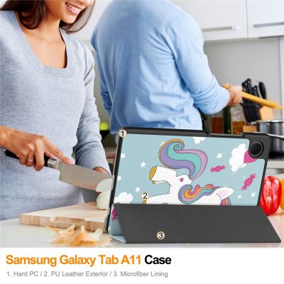 Person använder Samsung Tab A11 med fodral med enhörning och hjärtan
