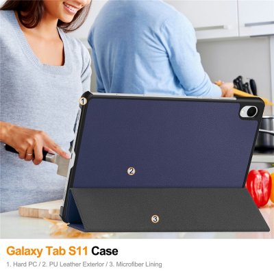 Användning av Galaxy Tab S11 med blått fodral i hemmiljö