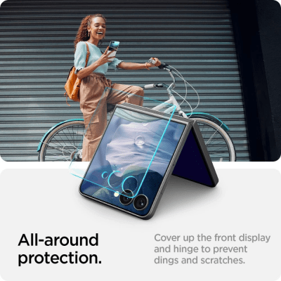 Produktbild som visar vattenskydd och reptålighet för Spigen Galaxy Z Flip 7 skärmskydd – skyddet bredvid telefon i miljöbild.
