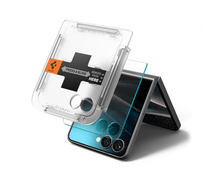 Närbild av Spigen Galaxy Z Flip 7 skärmskydd GLAS.tR EZ Fit 2-Pack under montering – skyddet placeras på telefonen med installat