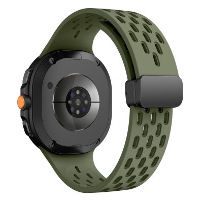 Baksida av Samsung Galaxy Watch 8 Classic med grönt sportarmband i silikon med hålmönster