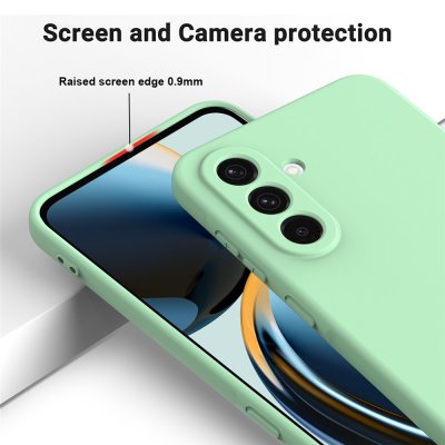 Närbild på upphöjda kanter runt kameran i grönt silikonskal för Samsung Galaxy A17