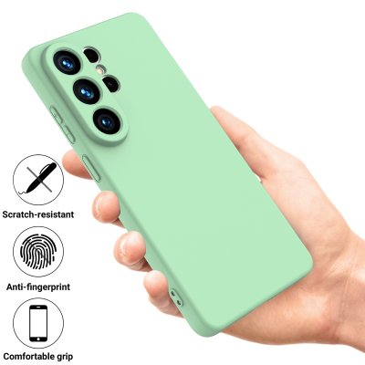 Samsung Galaxy S26 Ultra med grönt silikonskal i handen