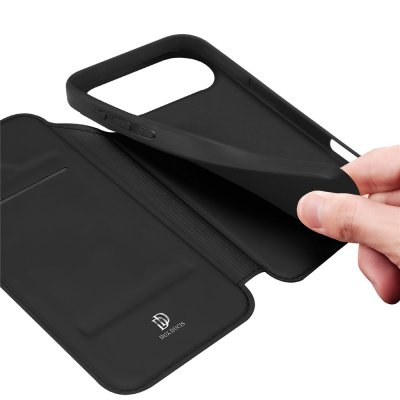 Hand håller öppet svart Dux Ducis Skin Pro fodral för iPhone 17 Air och visar insidan.