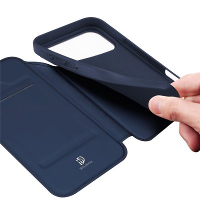 Detaljbild av blått Dux Ducis Skin Pro-fodral som öppnas för enkel kortåtkomst till iPhone 17 Pro