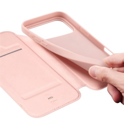 Hand som öppnar rosa Dux Ducis Skin Pro Series fodral – smidig åtkomst till kortfack och telefon.