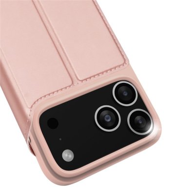 Närbild på kameraskydd och baksida av rosa Dux Ducis Skin Pro fodral för iPhone 17 Pro.
