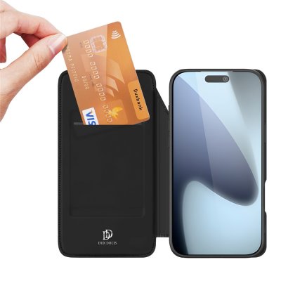 Hand håller svart Dux Ducis fodral till iPhone 17 Pro – visar kortplats och insidan av locket.