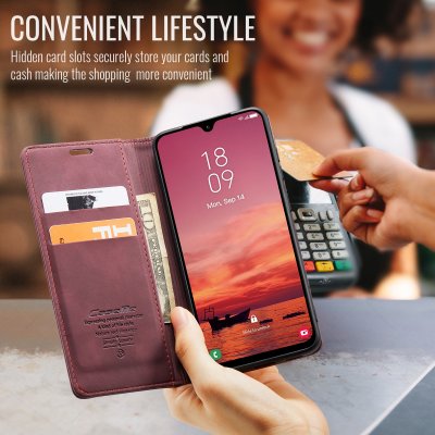 kvinna håller rött caseme slimfodral till samsung galaxy a17
