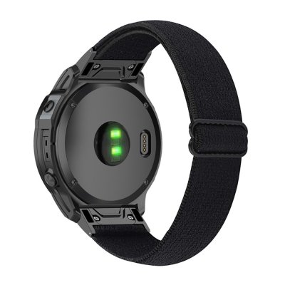 Elastiskt svart nylonarmband monterat på Garmin Fenix 8 51mm