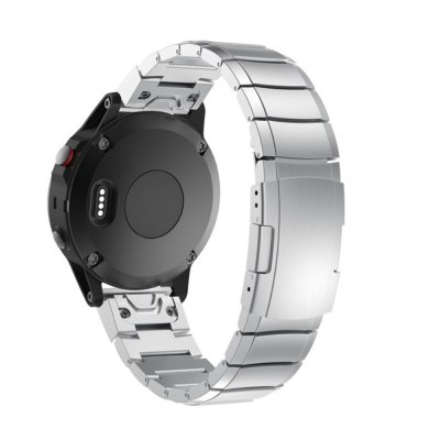 Baksida av Garmin Fenix 7X Pro med silver länkarmband