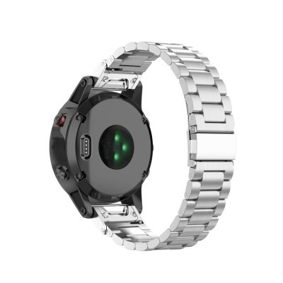 Garmin Fenix 8 Pro 47mm med rostfritt stålarmband i silver – vy bakifrån av lås och boett