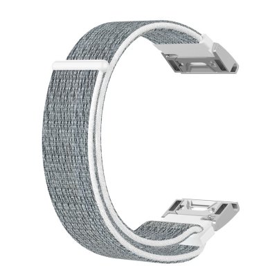 Grått Garmin Fenix 8 47mm nylonarmband visat i böjd position