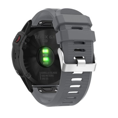 Garmin Fenix 8 – pulsmätare och grått silikonarmband – vy bakifrån