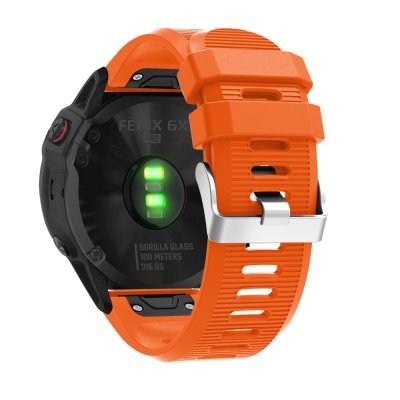 Garmin Fenix 7X Pro med pulsmätare och orange sportarmband – vy bakifrån