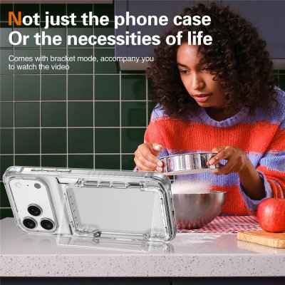 Transparent iPhone 17 Pro-skal med kortfack och utfällt stöd i mörk miljö