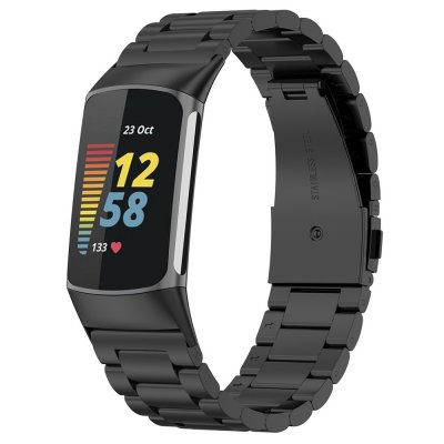 Fitbit Charge 5 med svart titanarmband i länkkonstruktion, visat från sidan